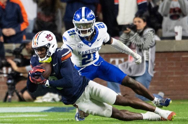 Deadspin | Kentucky's defense shuts down Auburn in low-scoring win