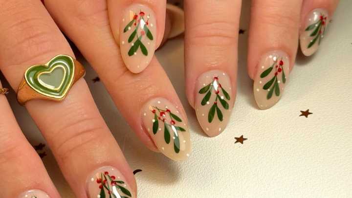Uñas navideñas 2025: 7 diseños elegantes y modernos que reemplazan al clásico rojo y rejuvenecen las manos
