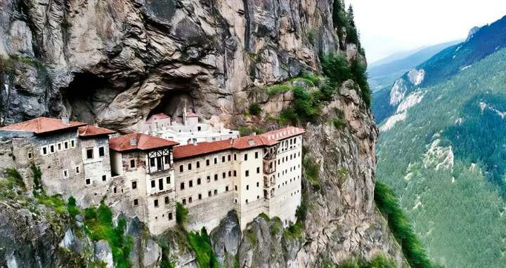 Santuarios del mundo que desafiaron montañas