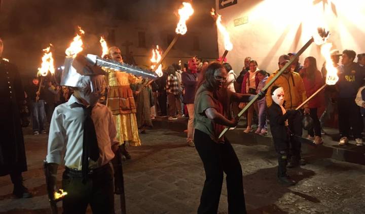 Se realiza marcha de las bestias en el Festival Internacional del Cine Fantástico, Pátzcuaro, Michoacán
