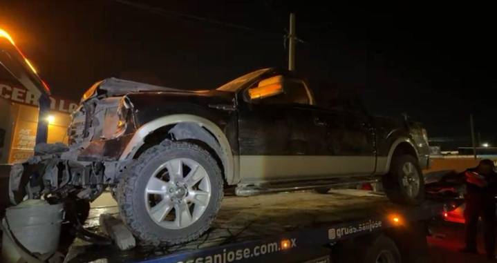 Choca ebrio, huye y termina estampado contra local, al poniente de Saltillo