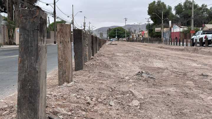 Diversas opiniones generan trabajos de cierre de bandejón en Avenida Los Carrera con durmientes