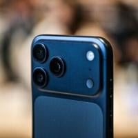 Despite doubts over economy, Americans set for record holiday spending