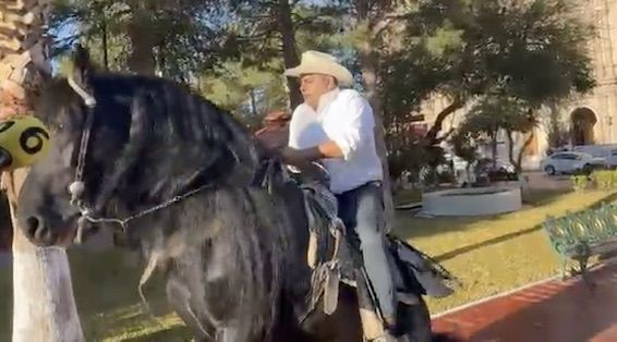 “El Caballo” Lozoya sufre caída en pleno centro