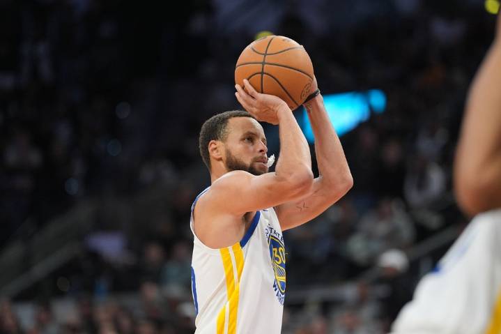 Deadspin | Stephen Curry’s torrid third quarter helps Warriors overcome Spurs
