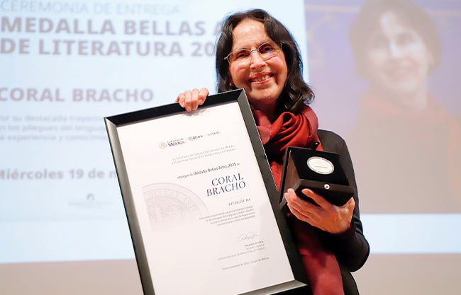 Observa Coral Bracho la realidad con el optimismo que ofrece el arte; recibe Medallas Bellas Artes