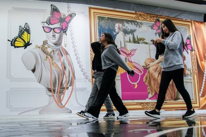 Teen brands win over wary Black Friday shoppers while other deals disappoint