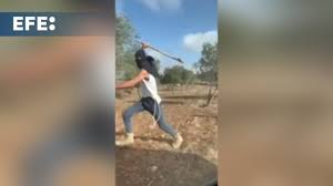 Colonos israelíes con mascaras, aterrorizan y atacan comunidades palestinas en los territorios ocupados de Cisjordania