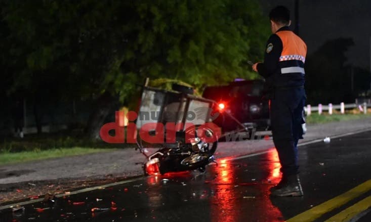 Tragedia en la ruta: dos jóvenes fallecieron en Santiago del Estero en un violento choque entre una motocicleta y una camioneta