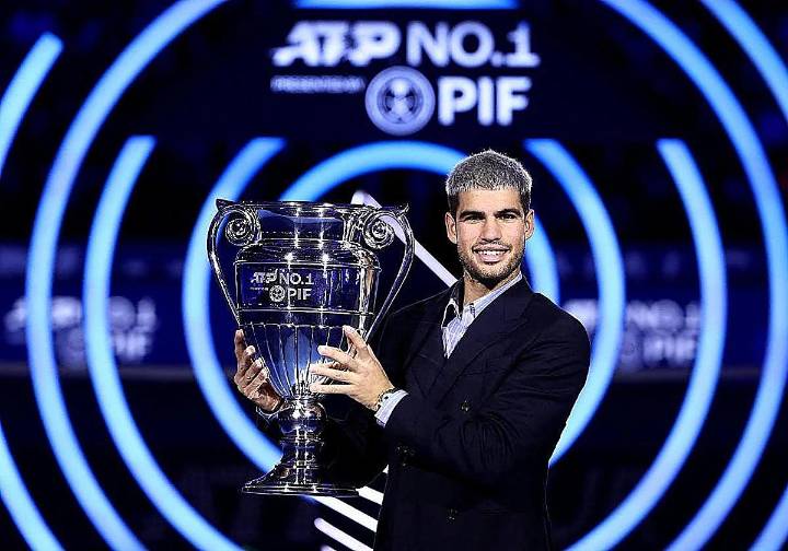 Alcaraz recibe el trofeo de número 1 del mundo en 2025: «Es un orgullo compartirlo con mi equipo»