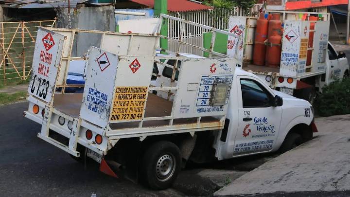Cae camioneta cargada con tanques de gas a una cuneta en Córdoba