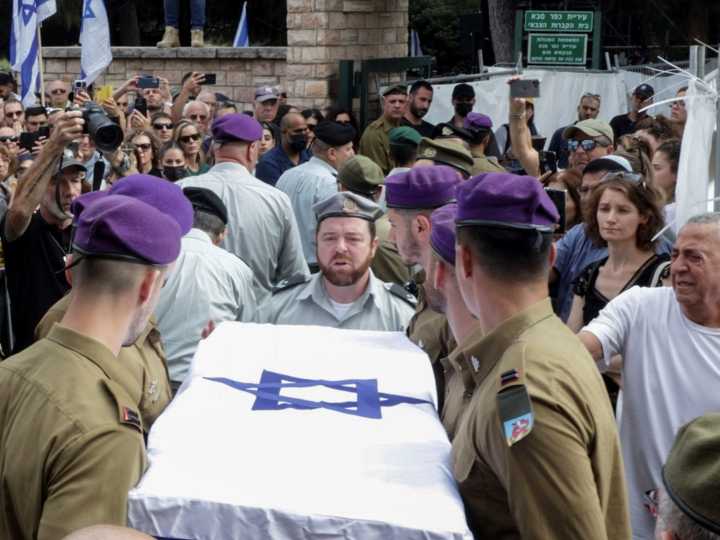 Cientos de personas asisten al funeral del soldado israelí Hadar Goldin, cuyos restos estuvieron en Gaza 11 años: Netanyahu no fue
