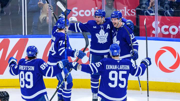 Tavares breaks tie in 3rd period, Maple Leafs defeat Mammoth