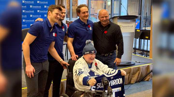 Maple Leafs visit Sunnybrook Veterans Centre for Remembrance Day