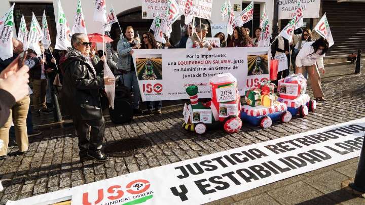 Primera huelga de empleados públicos de la Junta por la equiparación salarial: "Muchos no perciben ni el equivalente al salario mínimo"