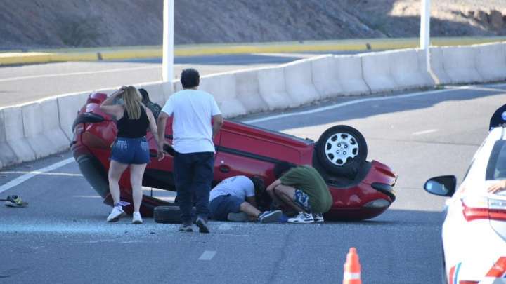 Tremendo vuelco en la Ruta del Sol: no habría heridos graves