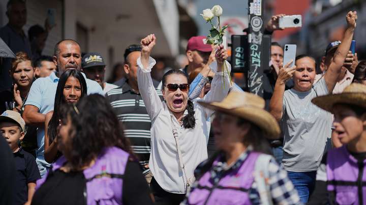 Miles de personas salieron a las calles de Michoacán para protestar por el alcalde asesinado Carlos Manzo