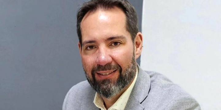 Un concejal de Mendoza fue detenido manejando borracho un descapotable sin patente y con una copa de vino en la mano