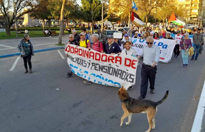 Jubilados trasladan marcha de los miércoles a los barrios de Santa Rosa