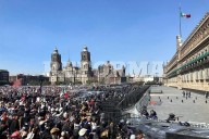 '¡Y retiemble en sus centros la tierra!', corean en Zócalo