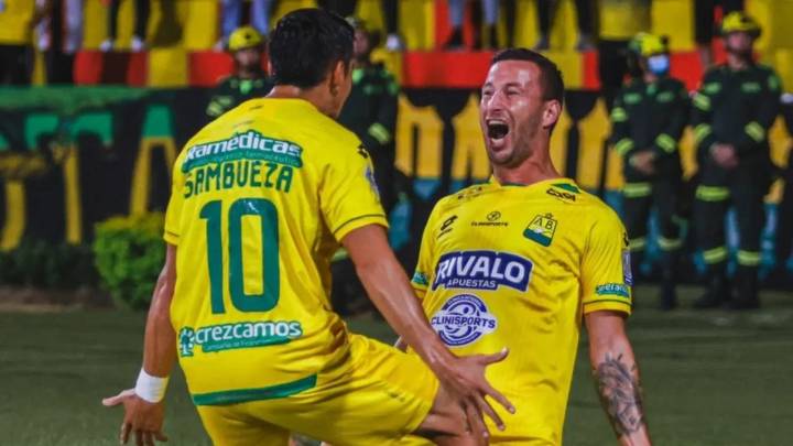 Bucaramanga logró la victoria frente a Santa Fe con 10 hombres y se acomodó en el grupo