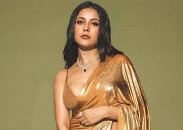 Shehnaaz Gill gives ‘desi’ twist to ‘non-desi’ cafe as she sings ‘Ae Dil Hai Mushkil’ in karaoke