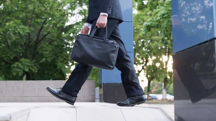 Este es el error que muchos cometen al fichar en el trabajo y que puede costarte el puesto