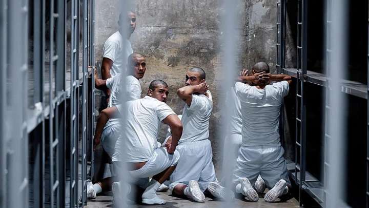 Palizas, violaciones y torturas: el infierno que vivieron los venezolanos enviados por Trump a la cárcel de Bukele