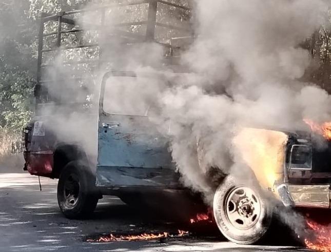Bache enorme provoca incendio de camioneta en carretera Umán