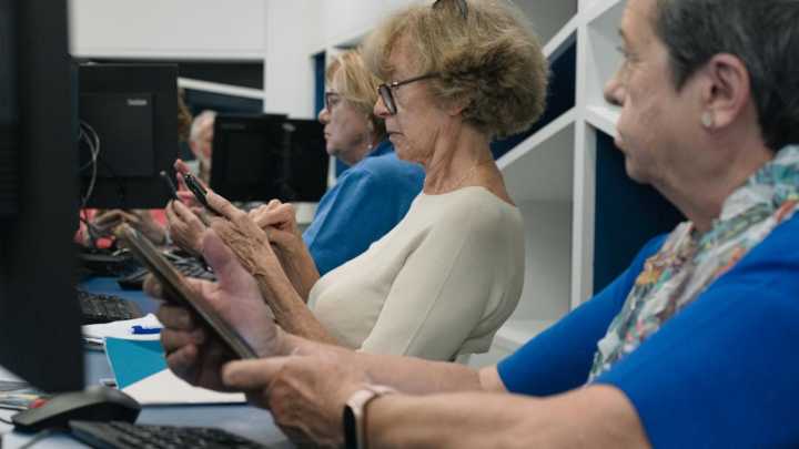 Competencias Digitales +60, una forma de acercar las nuevas tecnologías a las personas mayores de 60 años
