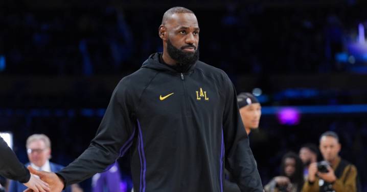 ¡Simplemente el Rey! LeBron James rompe otro récord y demuestra que es uno de los mejores de la NBA