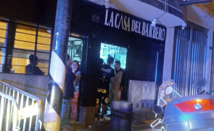 Ataque a balazos contra local de barbershop deja dos heridos en San Martin de Porres: dispararon desde una moto lineal