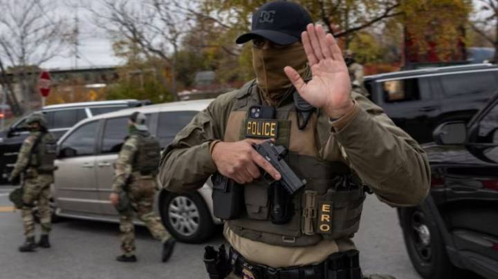 A medida que ICE intensifica sus tácticas, ¿son los agentes federales realmente "intocables" ante la ley?