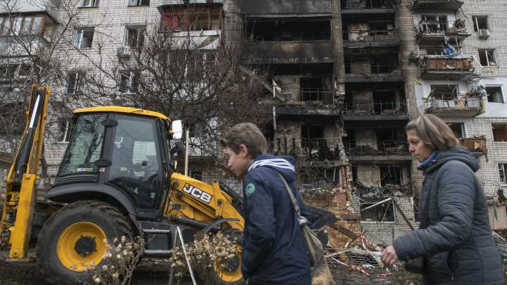Kiev sufre un nuevo bombardeo ruso con víctimas tras el ataque masivo del sábado
