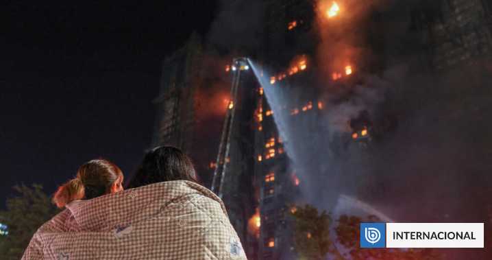 Pekín acusa a "antichinos" de usar incendio para desestabilizar Hong Kong: cifra de muertos sube a 128
