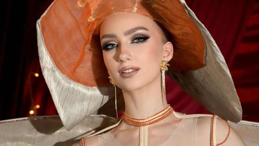 ¡Deslumbrante en salmón! El impactante traje típico de Noruega que conquistó las redes en Miss Universo 2025.