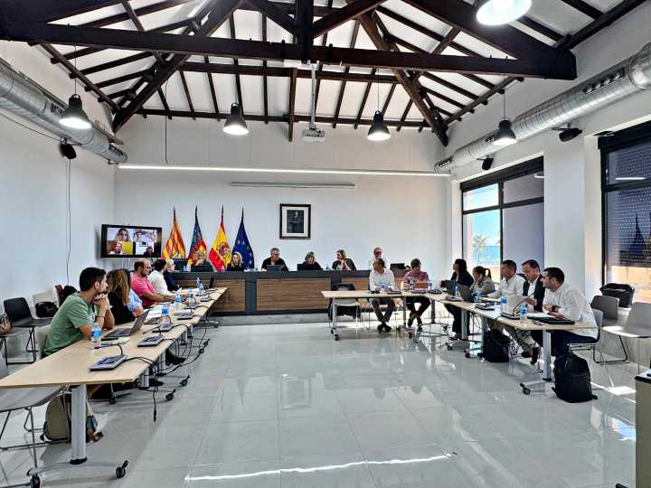 Santa Pola aprueba liquidar toda su deuda y destinar medio millón a bonos consumo