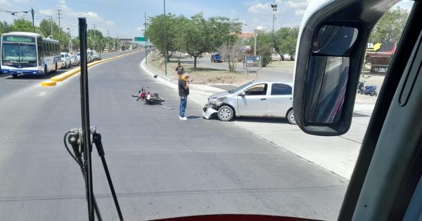[URGENTE] Fuerte choque entre un auto y una moto a metros del Parque Sur