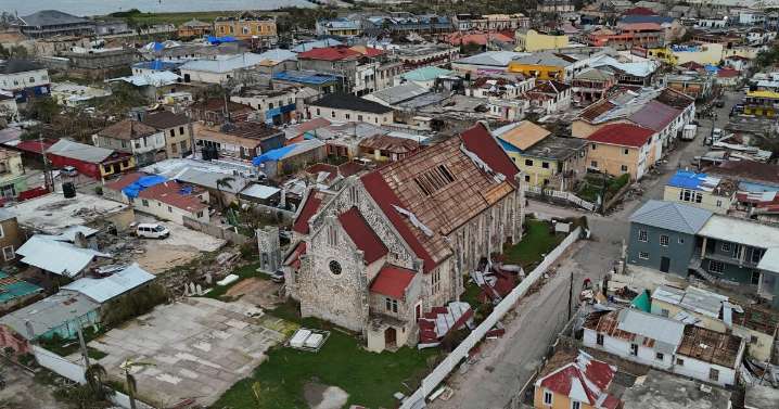 Trabajadores humanitarios llevan ayuda a Jamaica tras el paso del huracán Melissa