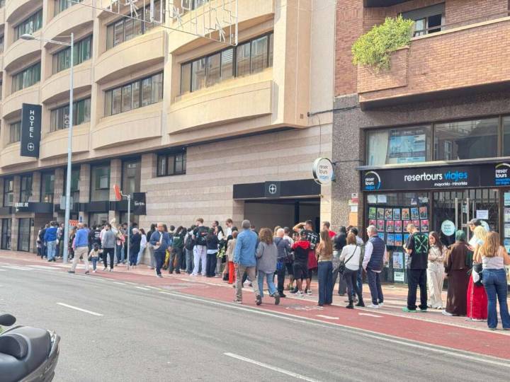 Crazy Zoco, la tienda efímera que 'revoluciona' Castelló con largas colas y ropa vintage a 9 euros