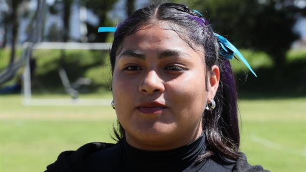 Estudiantes rompen estereotipos de género y “transforman su mente” con el rugby femenino