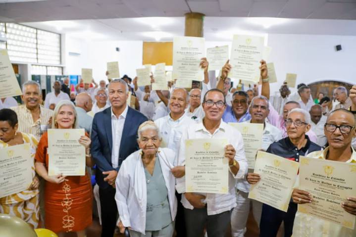 50 años después, Bachilleres Promoción 1975 del Liceo de Bolívar recibió su graduación