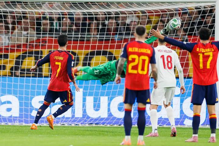 España se deja ir y evita por los pelos un sofoco absurdo contra Turquía