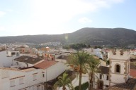 Un velatorio, la eliminación de pinos secos o bonos consumo, entre las previsiones del presupuesto de Benitachell de 2026