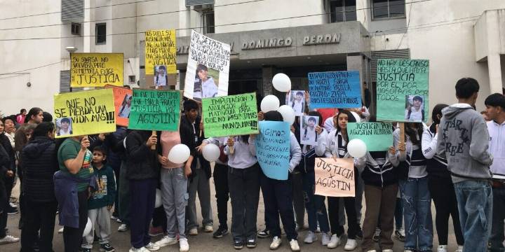 «Lo abandonaron» | Nueva marcha por la muerte de un joven en un hospital del norte salteño
