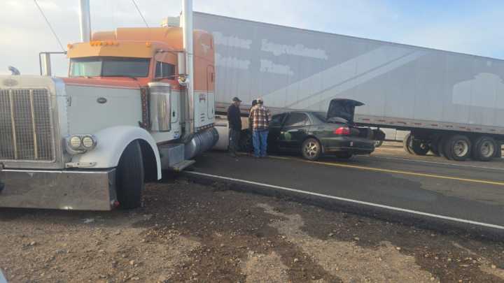 Vehículo Impacta con Caja de Tráiler en Carretera Ensenada