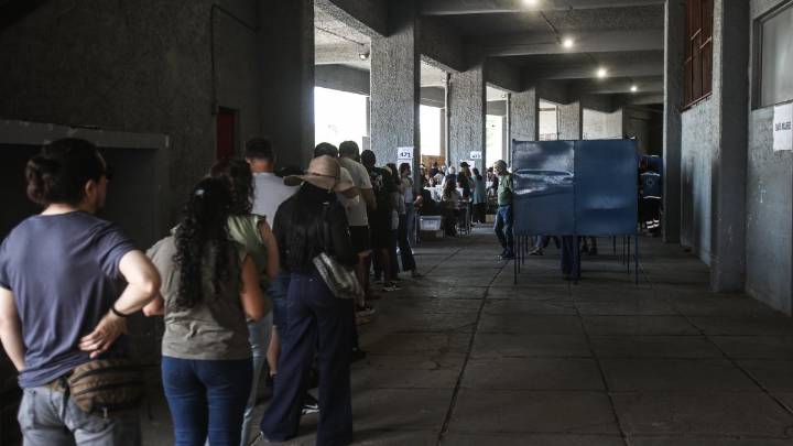 Colas en las mesas de votación: Servel abierto a buscar formas de "optimizar el proceso"