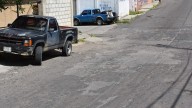 Baches y hoyos causan molestias a vecinos de la calle Encino; la incluirán en programa de pavimentación