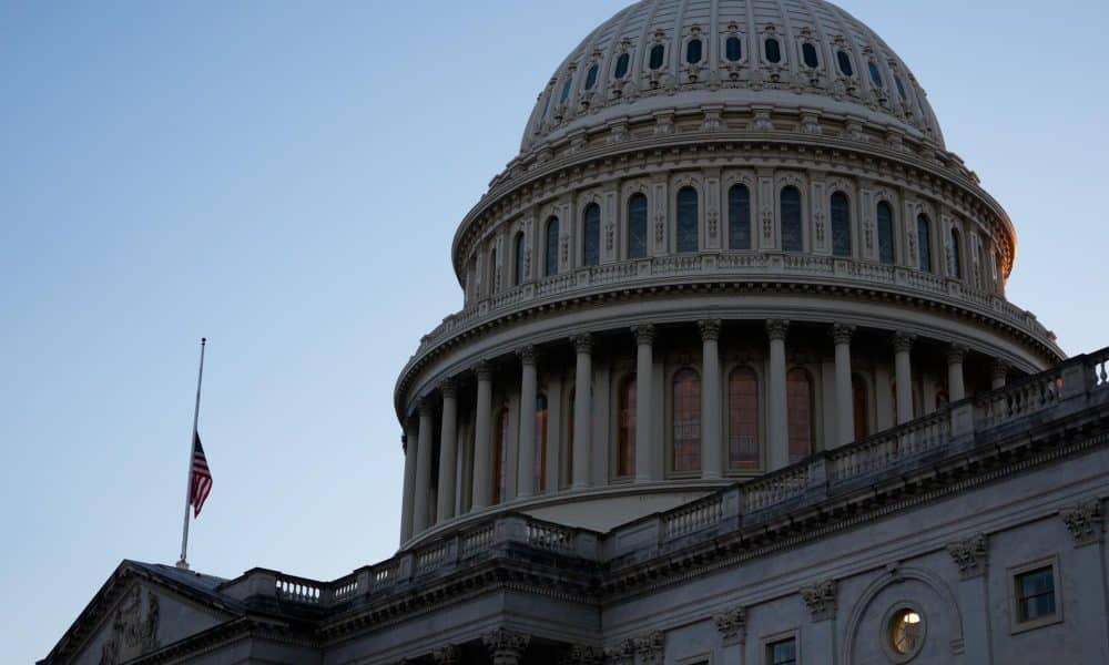 Senado consigue la mayoría de votos necesarios para proceder a reabrir el gobierno de EEUU