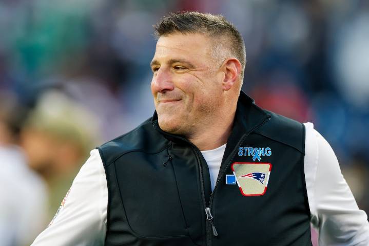 Mike Vrabel: Patriots 'have to look at everybody' to make sure they're good fit ahead of deadline